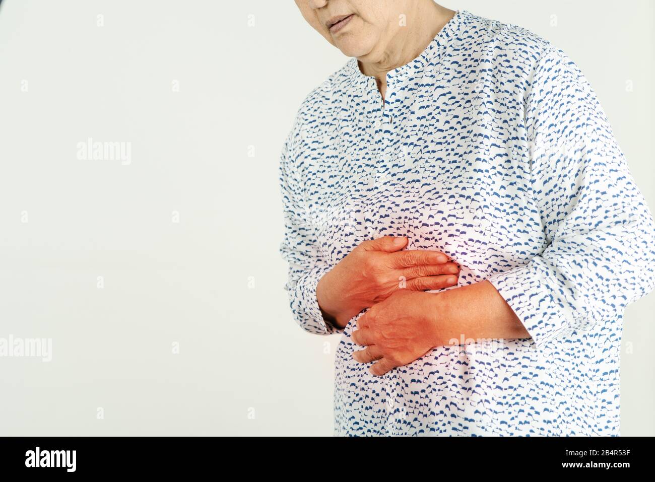 Femme Senior Souffrant De Reflux Acide Ou De Brûlures D'Estomac Isolé Sur Fond Blanc Banque D'Images