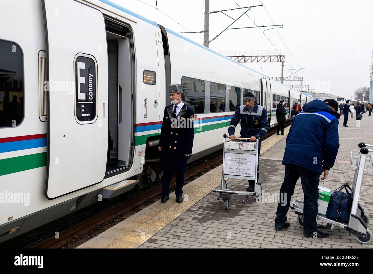 Samarkand à Boukhara, gare ferroviaire Samarqand, Samarkand, Ouzbékistan Banque D'Images