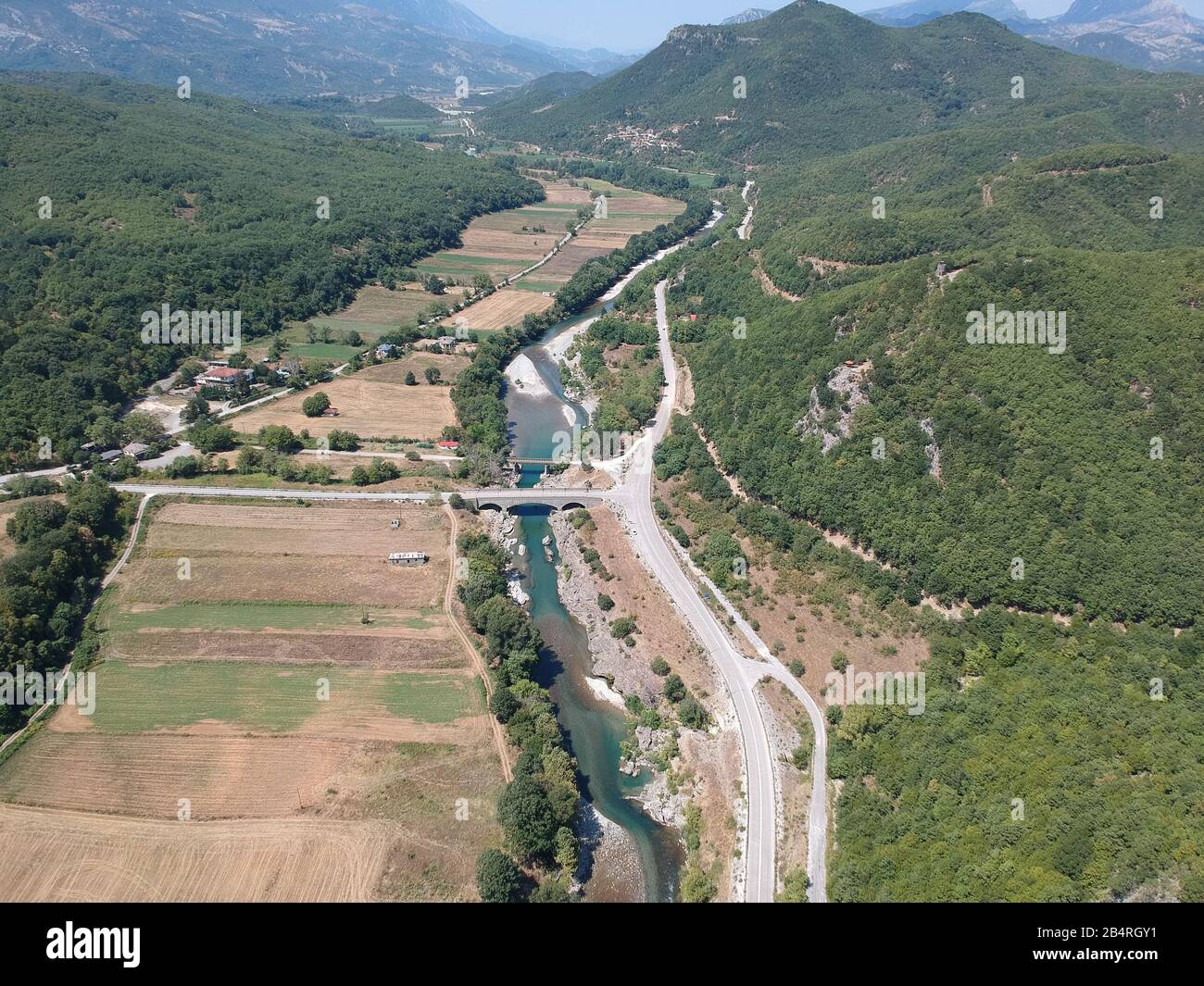 Ioannina burazani Konitsa Grèce ancien pont construit par l'armée allemande. Nouveau a été construit en 2008 combiné avec des ponts en pierre traditionnels Il ponts la rivière Aoos Banque D'Images