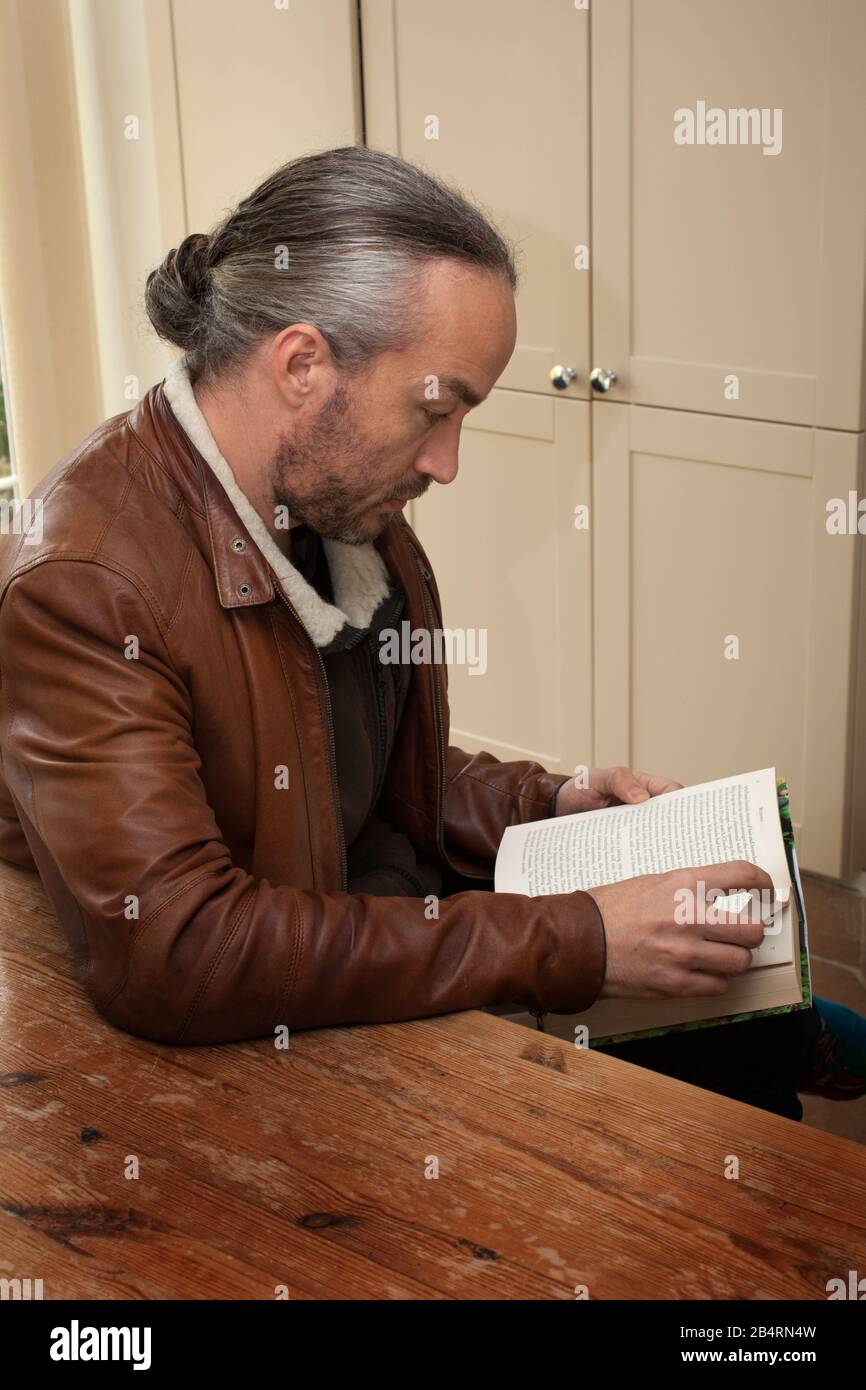 Un homme a pris la lecture d'un livre Banque D'Images