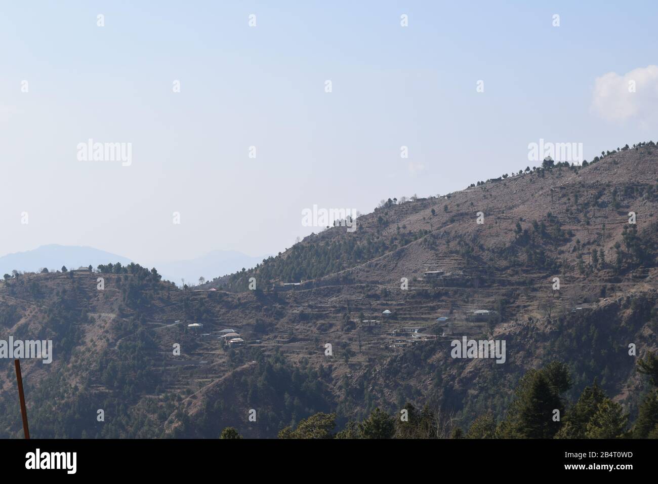 Belle vue sur les montagnes avec ciel nuageux et forêt verte Banque D'Images