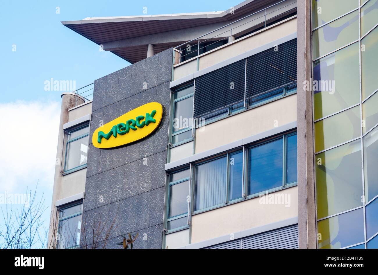 Logo jaune vert Merck au mur d'un immeuble de bureaux Merck. Merck est l'une des plus grandes entreprises pharmaceutiques au monde. Darmstadt, Allemagne. Banque D'Images