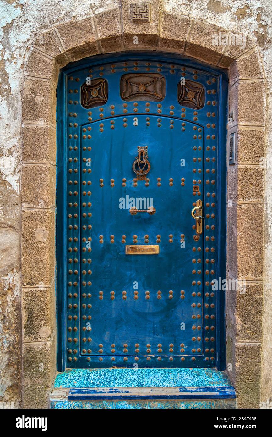 Porte traditionnelle pittoresque et bleue marocaine, dans la médina d'Essouria, Maroc.Afrique du Nord.classée au patrimoine mondial de l'UNESCO Banque D'Images
