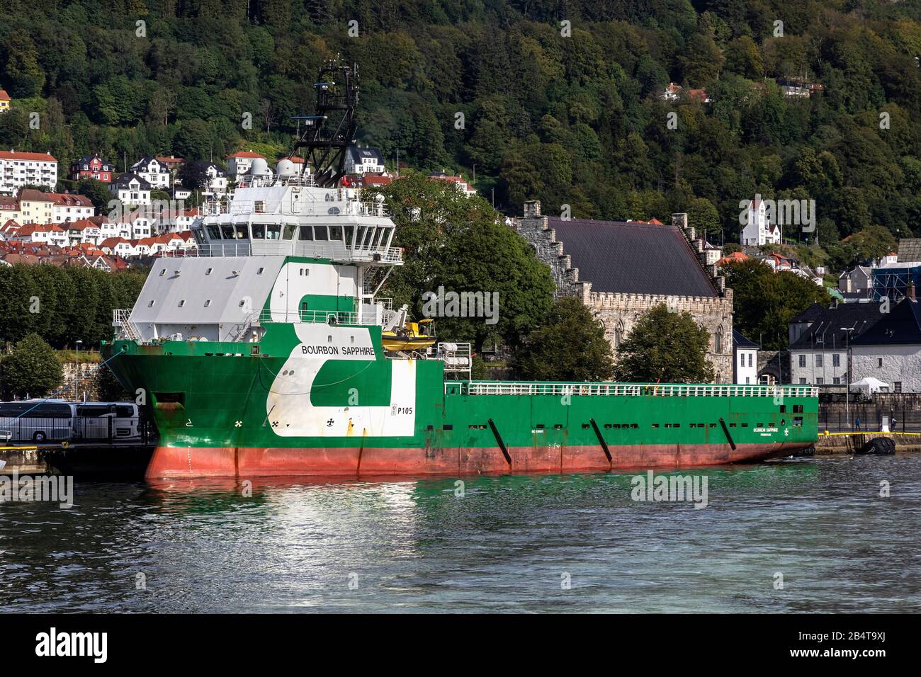 Bateau d'approvisionnement de plate-forme offshore (PSV) Bourbon Sapphire au quai Festningskaien, dans le port de Bergen, Norvège. Bergenhus et Haakons Hall à l'arrière-plan Banque D'Images