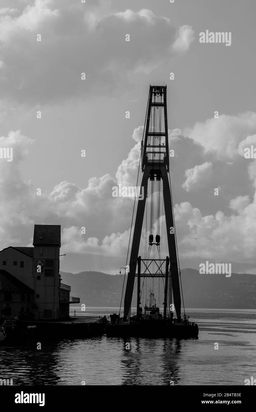 Pont roulant Tronds Lift 8 au quai de Tollboden, dans le port de Bergen, Norvège. Banque D'Images