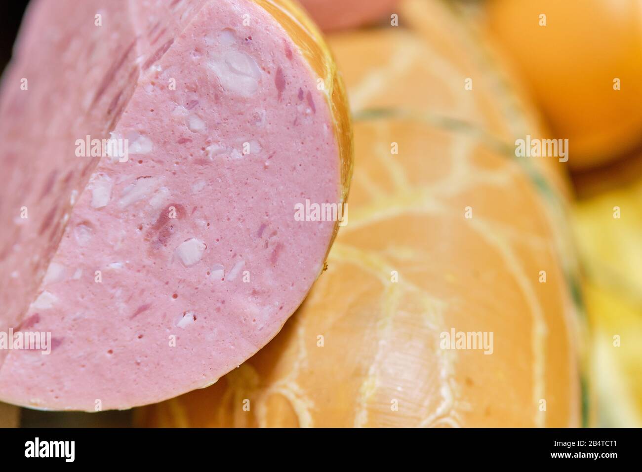 Viande de saucisse dans la coupe sur le comptoir de magasin. Gros plan. Banque D'Images