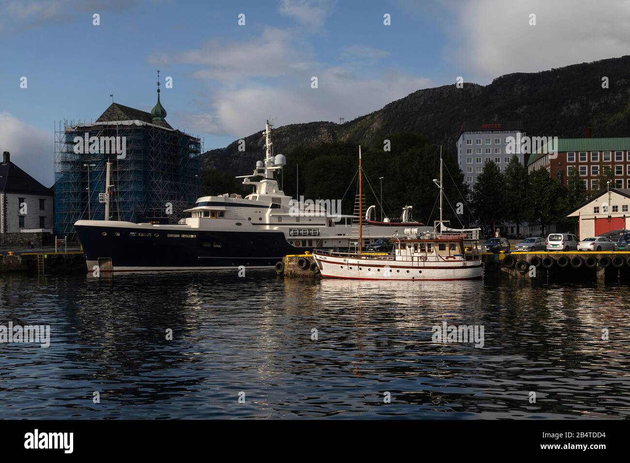 Le super yacht Steel au quai Festningskaien, dans le port de Bergen, Norvège. Au premier plan, le petit bateau charter Weller. Banque D'Images