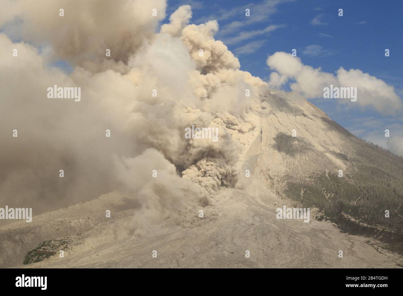 Flux pyroclastique, éruption du volcan sinabung Banque D'Images