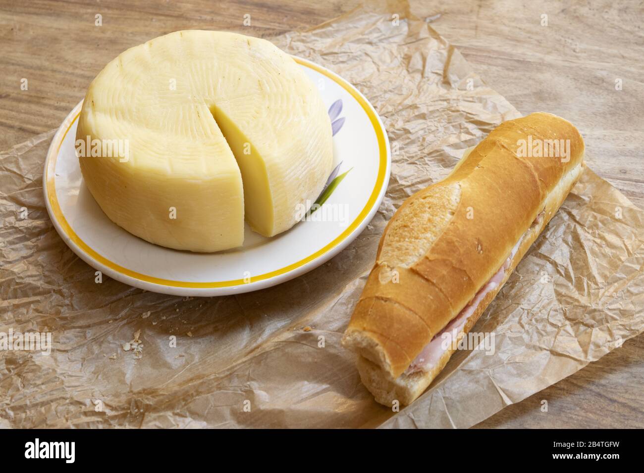 houagie remplie de fromage pecorino et de jambon cuit Banque D'Images