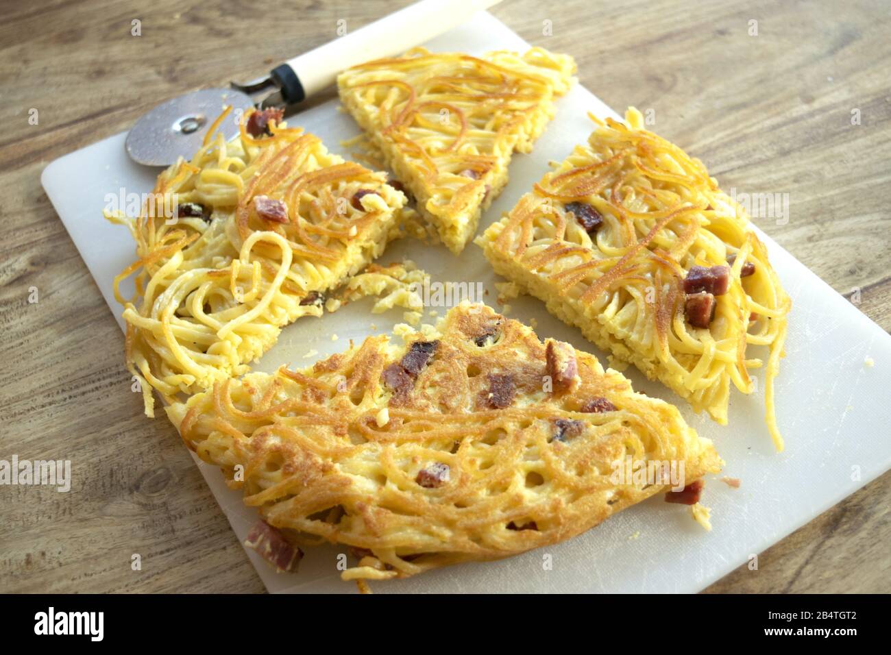 frittata de pâtes à spaghetti et au speck Banque D'Images