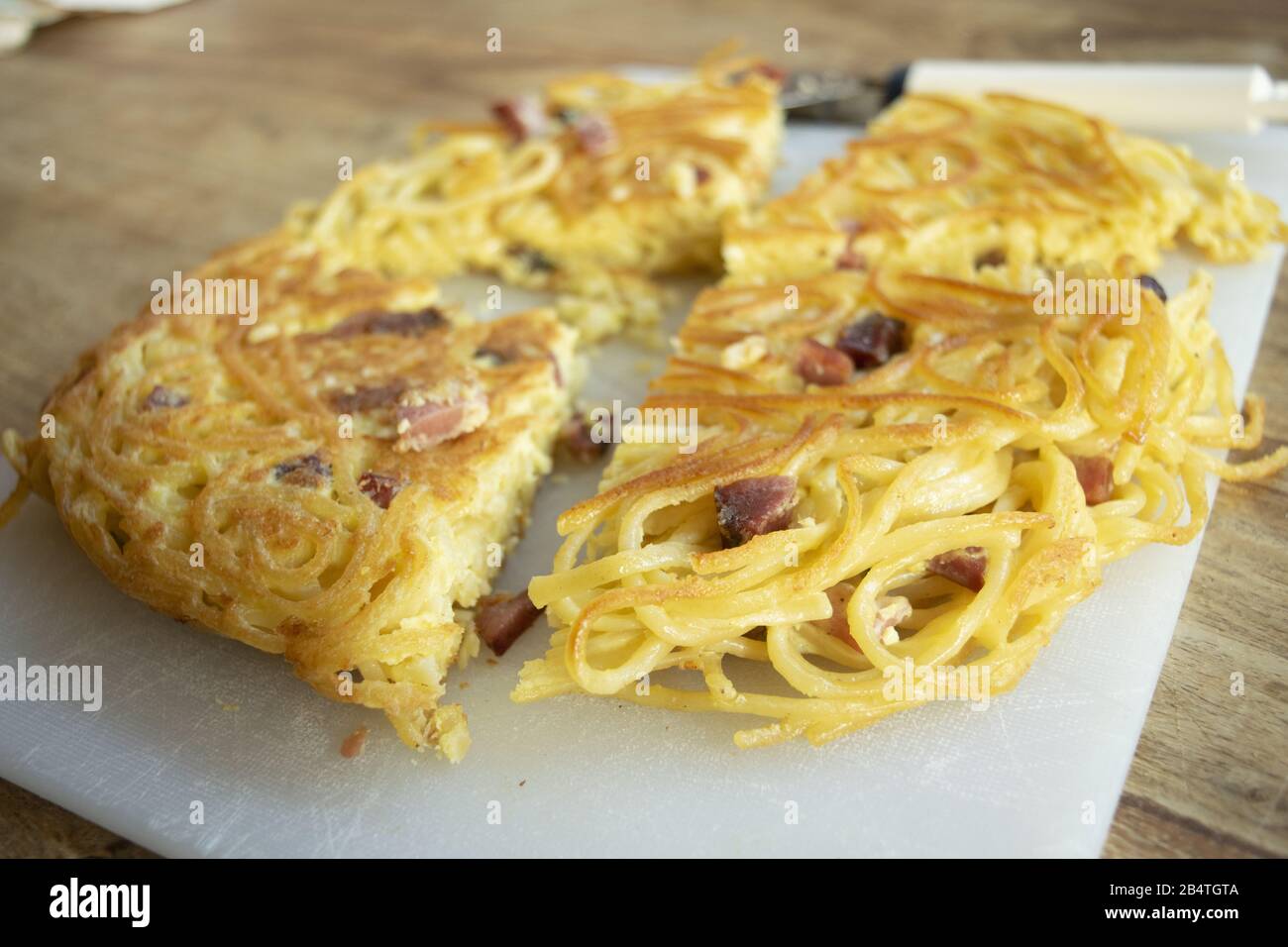 frittata de pâtes à spaghetti et au speck Banque D'Images