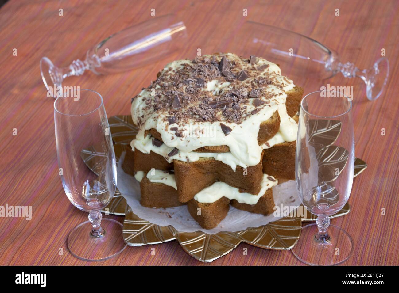 gâteau éponge maison avec crème anglaise et crème chantilly Banque D'Images