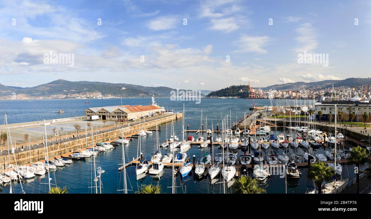 Panorama de l'estuaire de Vigo, port de plaisance Du Real Club Nautico Yacht Club et quai transatlantique. Pontevedra, Galice, Espagne. Banque D'Images