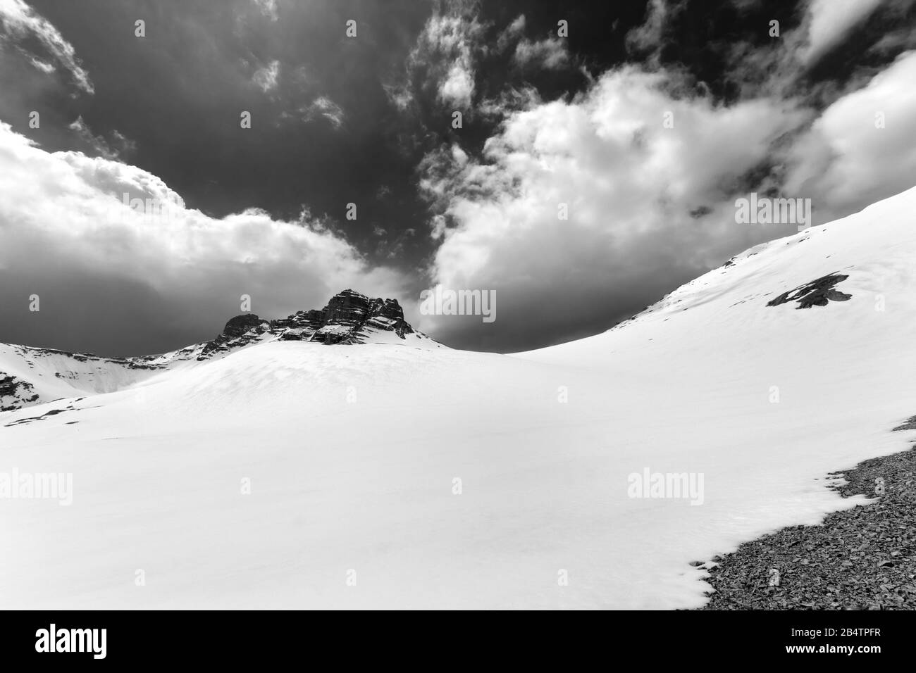 Plateau enneigé et ciel avec nuages. Turquie, Montagnes Du Taureau Central, Aladaglar (Anti-Taurus), Plateau Edigel (Yedi Goller). Vue grand angle. Noir et Banque D'Images