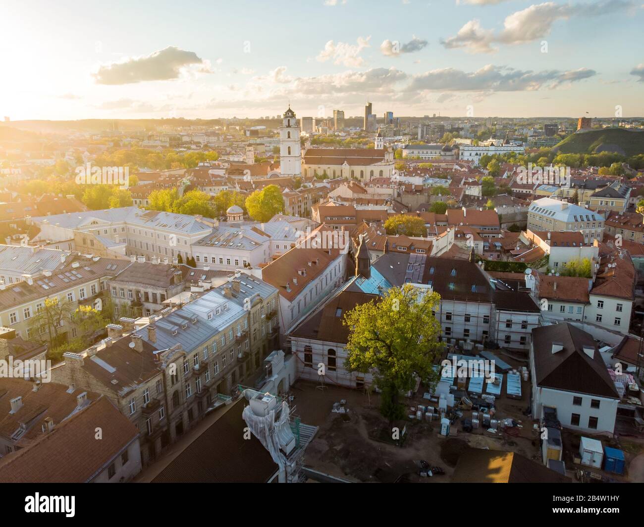 Vue aérienne de la vieille ville de Vilnius, l'une des plus grandes villes médiévales d'Europe du Nord. Paysage d'été de la vieille ville inscrite au patrimoine mondial de l'UNESCO Banque D'Images