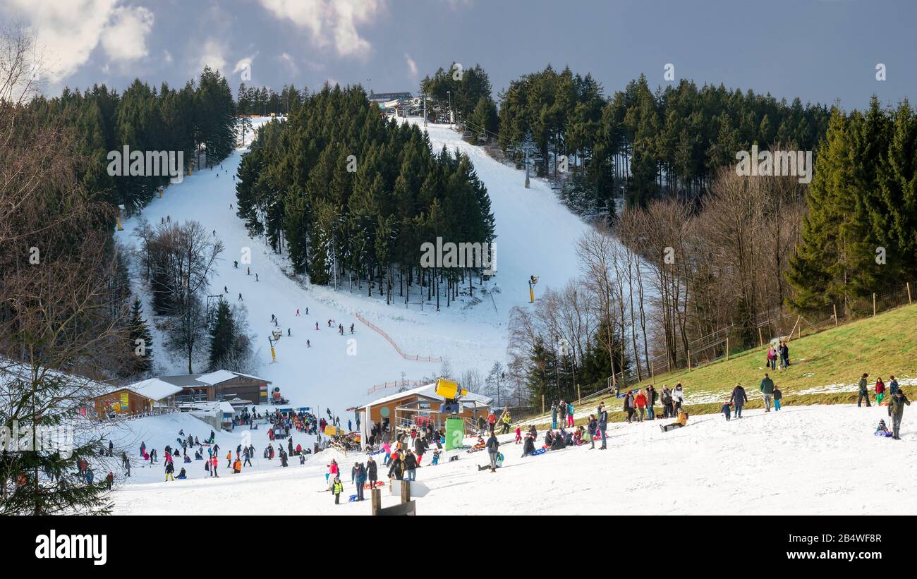 Les familles se rendent au Sauerland en hiver. Ils font des sports d'hiver sur les pistes de ski. Banque D'Images