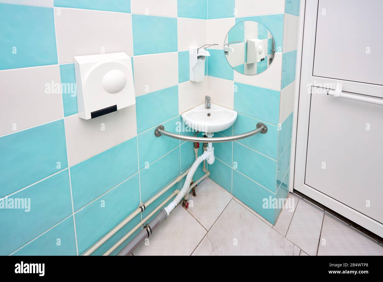 Intérieur de toilettes spécialement adaptées de salle de bains avec design  convivial pour les personnes handicapées, handicapés ou invalides en  fauteuil roulant Photo Stock - Alamy