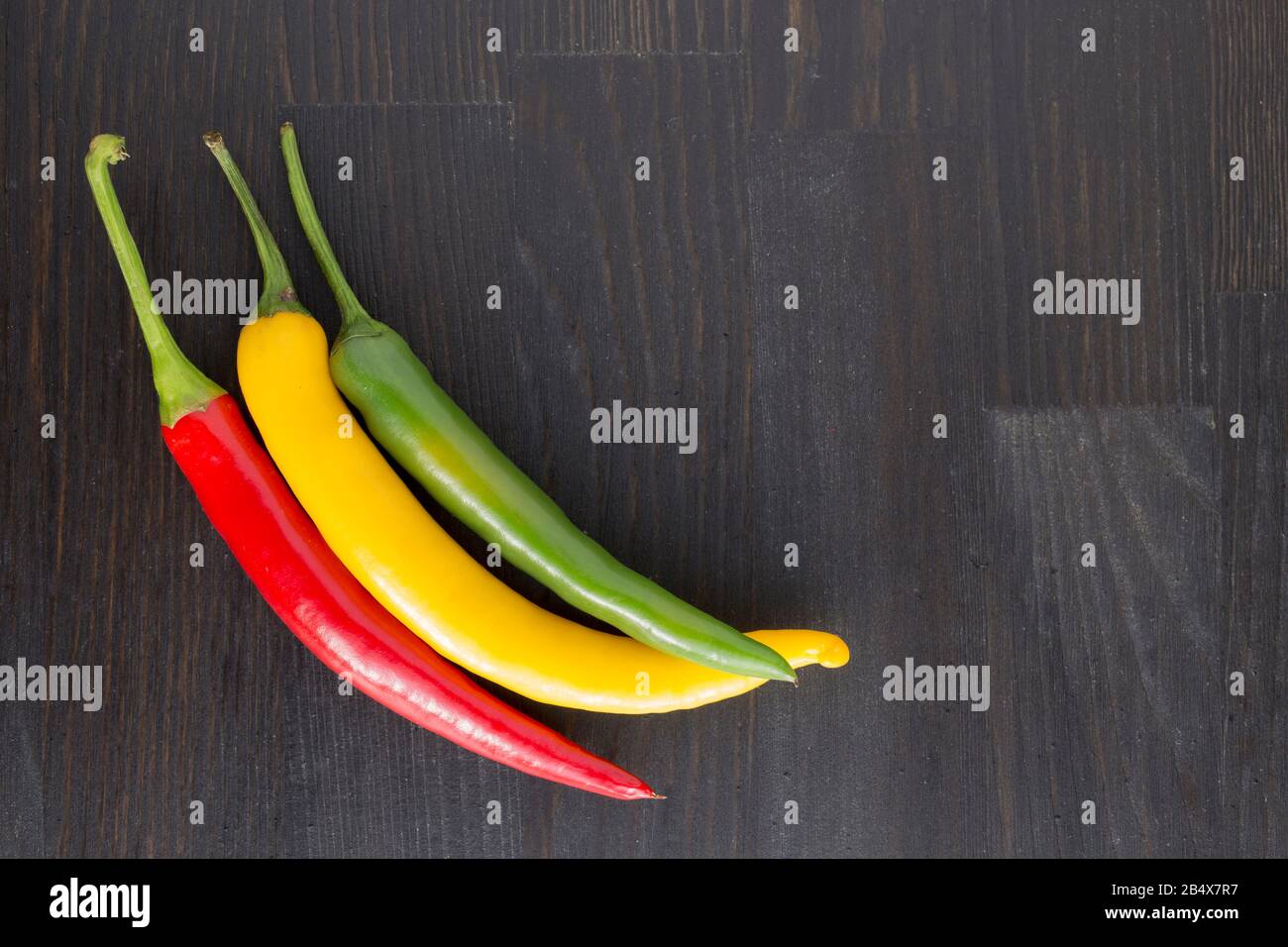 mélange de piments chauds jaunes, verts et rouges Banque D'Images
