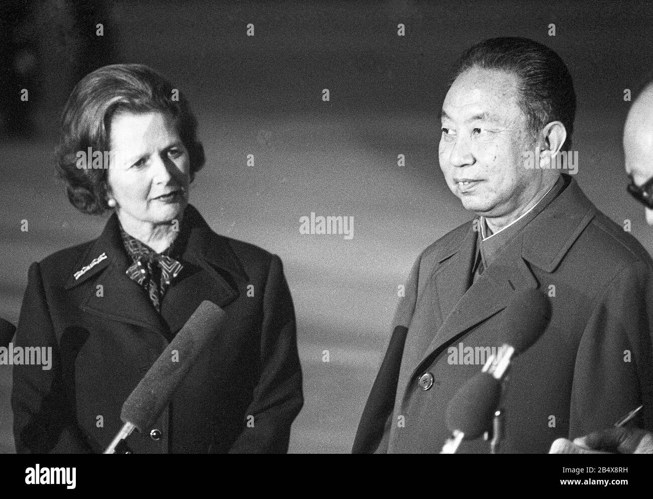 Le Premier ministre britannique Margaret Thatcher salua Hua Guofeng, président du Parti communiste chinois à son arrivée à Heathrow à Londres en octobre 1979. Banque D'Images