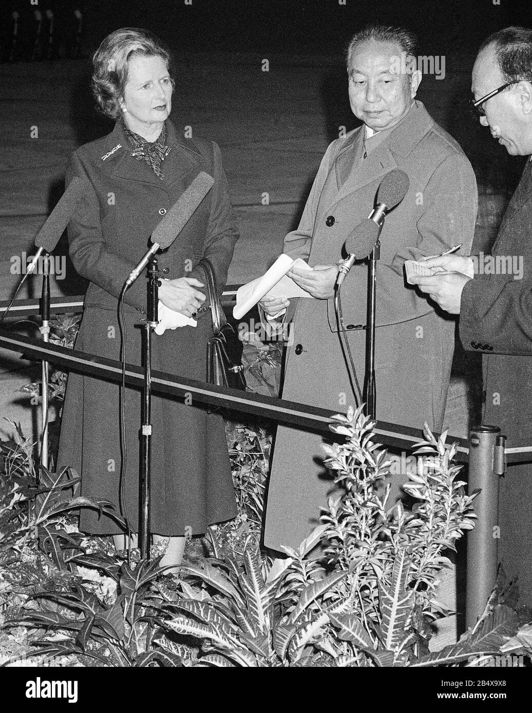 Le Premier ministre britannique Margaret Thatcher salua Hua Guofeng, président du Parti communiste chinois à son arrivée à Heathrow à Londres en octobre 1979. Banque D'Images