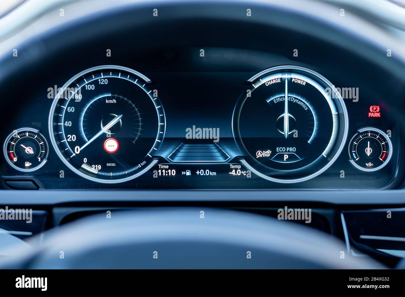 Divers menus, réglages, affichage et affichage de l'ordinateur de bord numérique. Tableau de bord de la nouvelle génération Banque D'Images