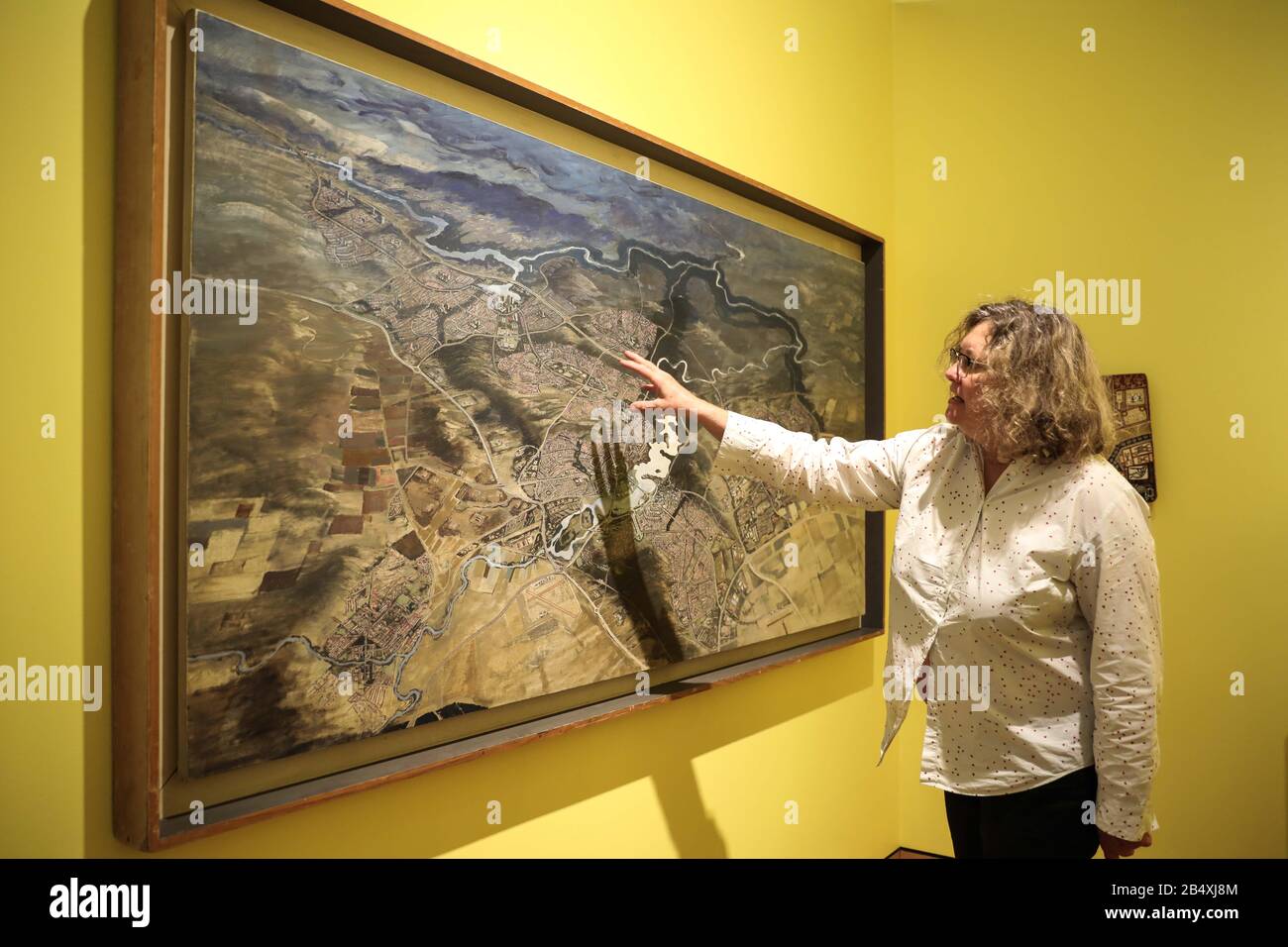 Canberra. 6 mars 2020. La photo prise le 6 mars 2020 montre le conservateur Virginia Rigney présentant une carte historique de Canberra au Canberra Museum and Gallery (CMAG) de Canberra, en Australie. Une exposition, À savoir Voir Canberra, a été lancée samedi au Canberra Museum and Gallery (CMAG) comme l'un des plus grands de ce genre. Avec environ 110 objets à l'écran, il durera jusqu'au 12 septembre de cette année. POUR ALLER AVEC "Feature: Voyage de retour dans le temps pour voir l'histoire de la capitale australienne" crédit: Chu Chen/Xinhua/Alay Live News Banque D'Images