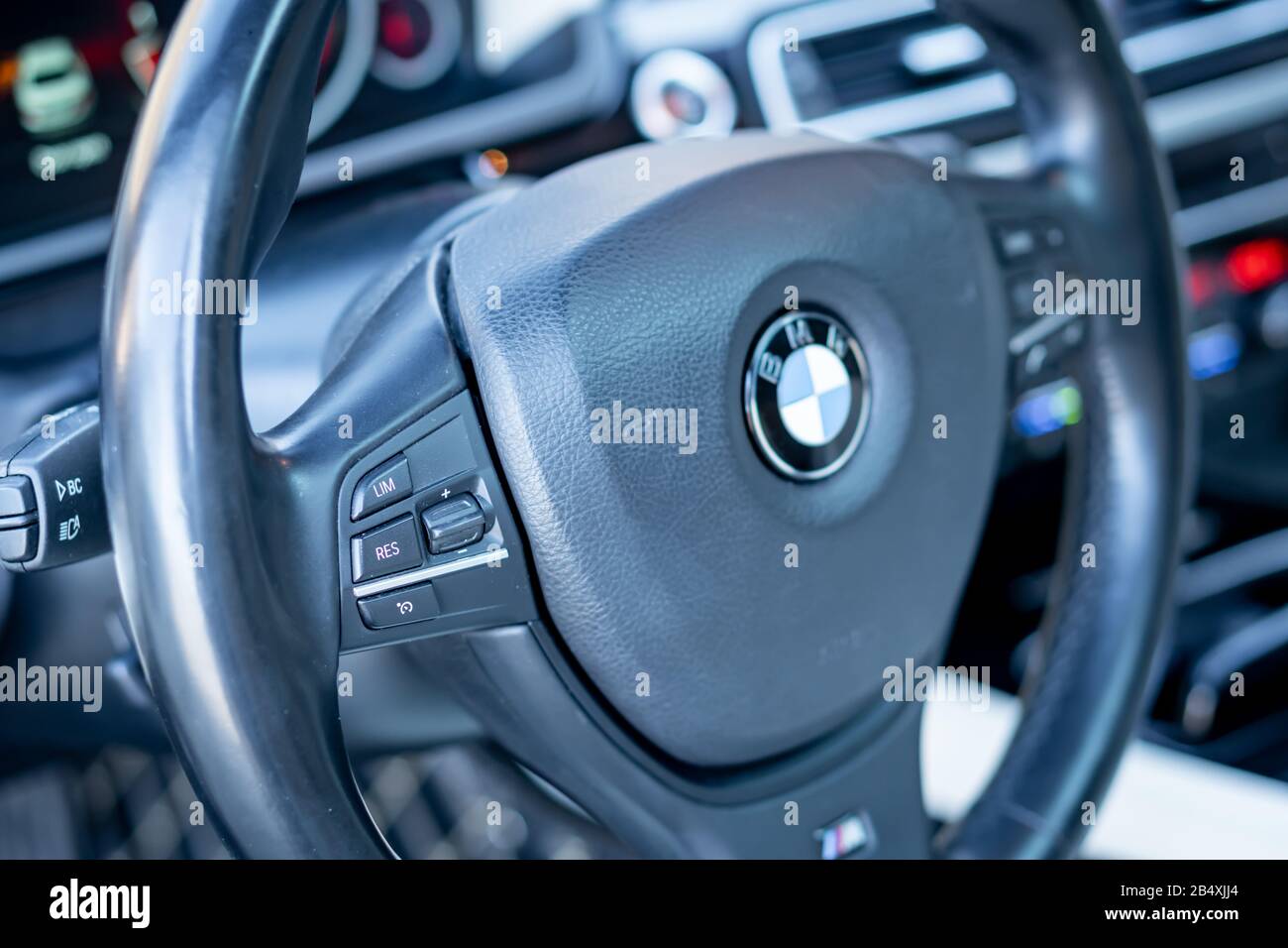 Tableau de bord BMW série 7, indicateur de vitesse, icône de frein à main, compteur de carburant, niveau de carburant Banque D'Images