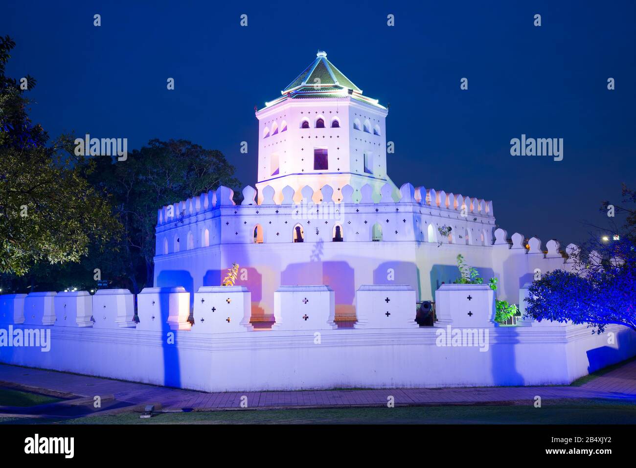 L'ancienne forteresse Phra Sumen fort près dans l'éclairage de nuit. Bangkok, Thaïlande Banque D'Images