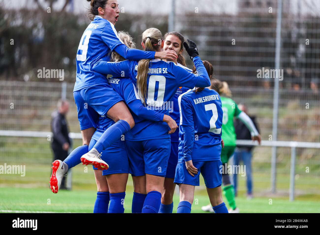 Karlsruhe, Allemagne. 7 mars 2020. Melissa Zweiger-Genze (KSC10) applaudisse avec l'équipe au gardien de but. GES/Football/BFV Cup: KSC - Niefern, 7 mars 2020 | usage international crédit: DPA/Alay Live News Banque D'Images