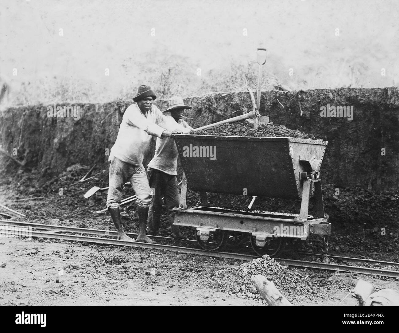 Les travaux de construction du canal de Panama au début du XXe siècle, les ouvriers jamaïcains poussent un wagon de terre Banque D'Images
