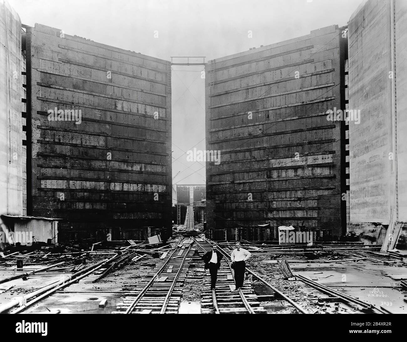 Travaux de construction du canal de Panama au début du XXe siècle - les ingénieurs se tiennent devant les portes massives des écluses du canal. 1913 Banque D'Images