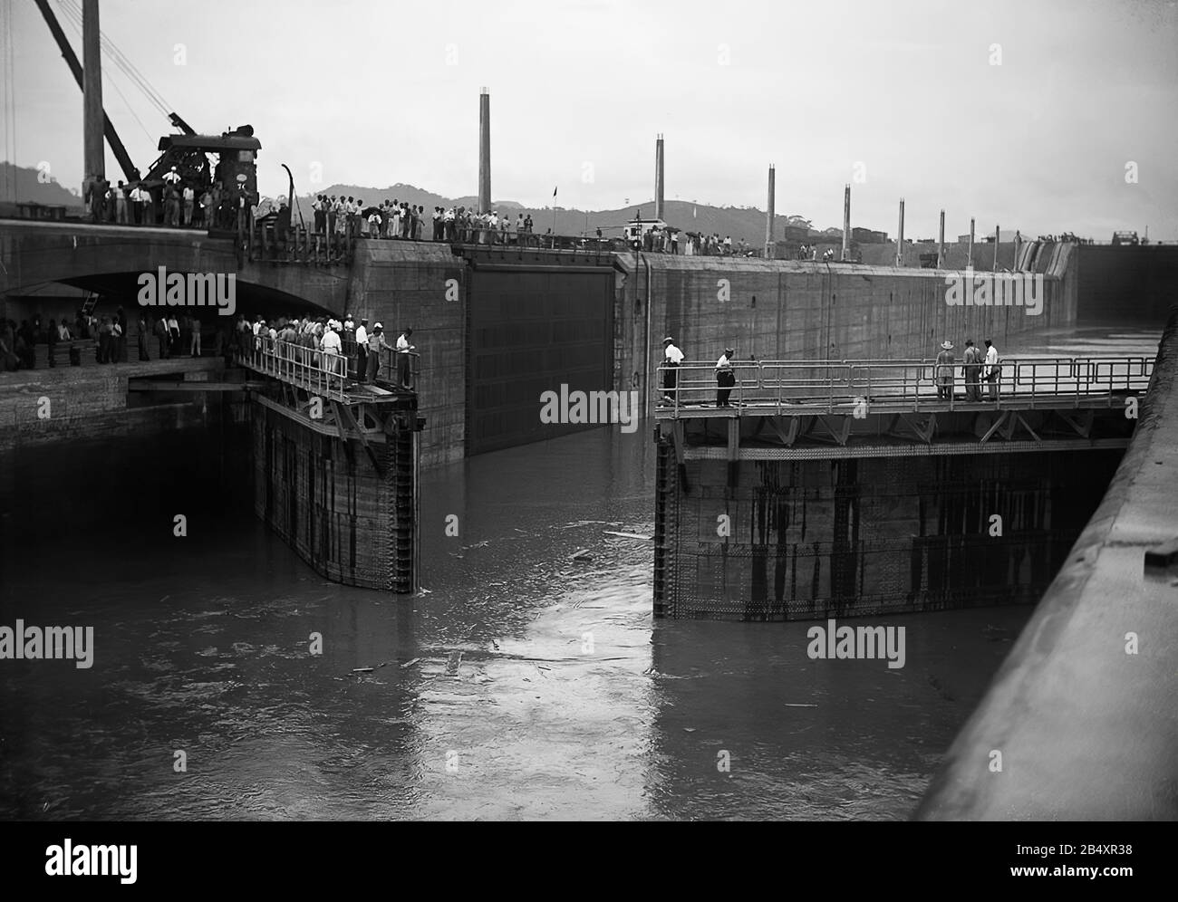 La construction du canal de Panama fonctionne au début du XXe siècle, les portes des écluses de Miraflores sont ouvertes pour les essais. 1913 Banque D'Images