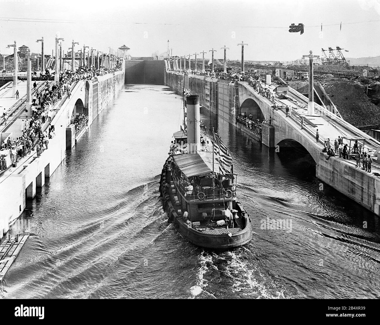 Travaux de construction du canal de Panama au début du XXe siècle - Le bateau à remorqueurs U.S. Gaton est le premier à traverser les écluses de Gatun. 1913 Banque D'Images