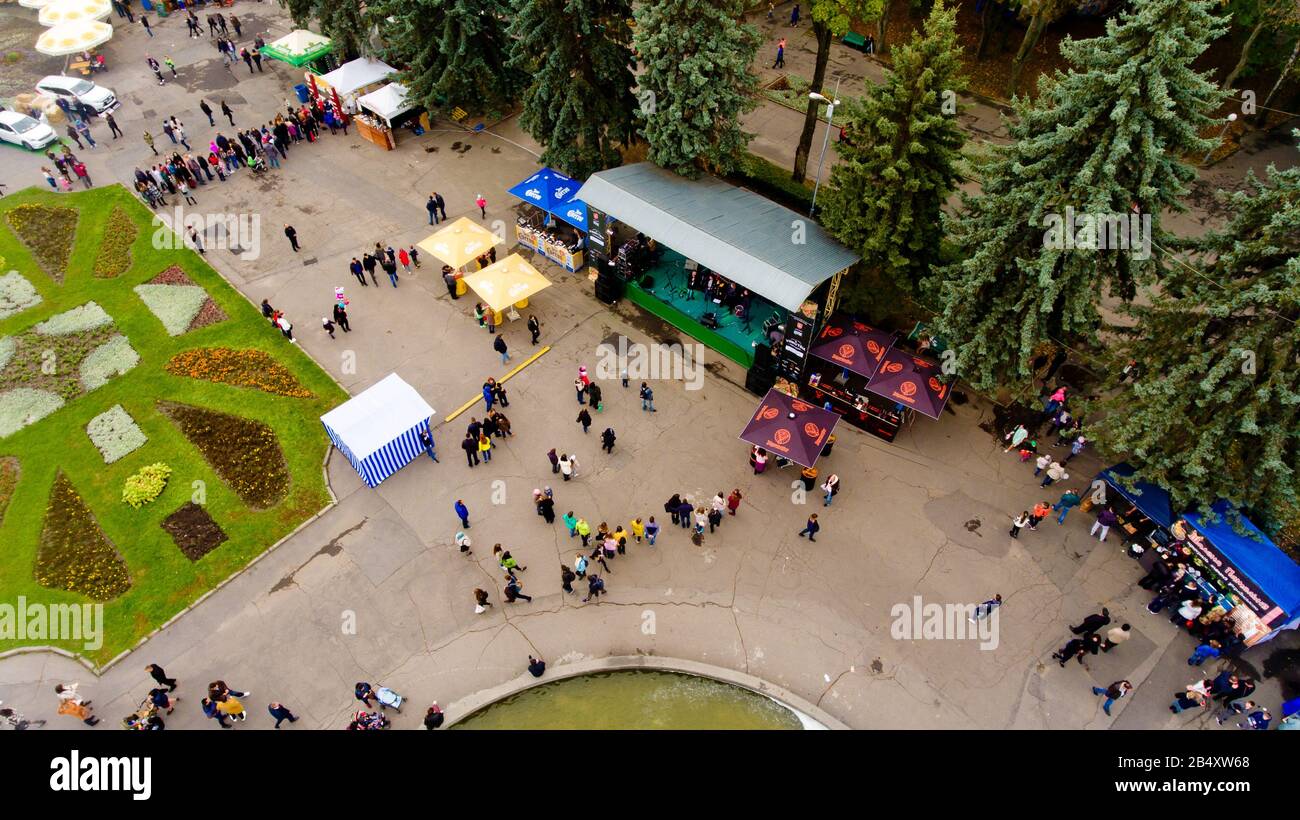 Vinnytsia Ukraine - 07 octobre 2017 : week-end gastronomique Vinnytsia dans le parc central. Vue aérienne. Banque D'Images