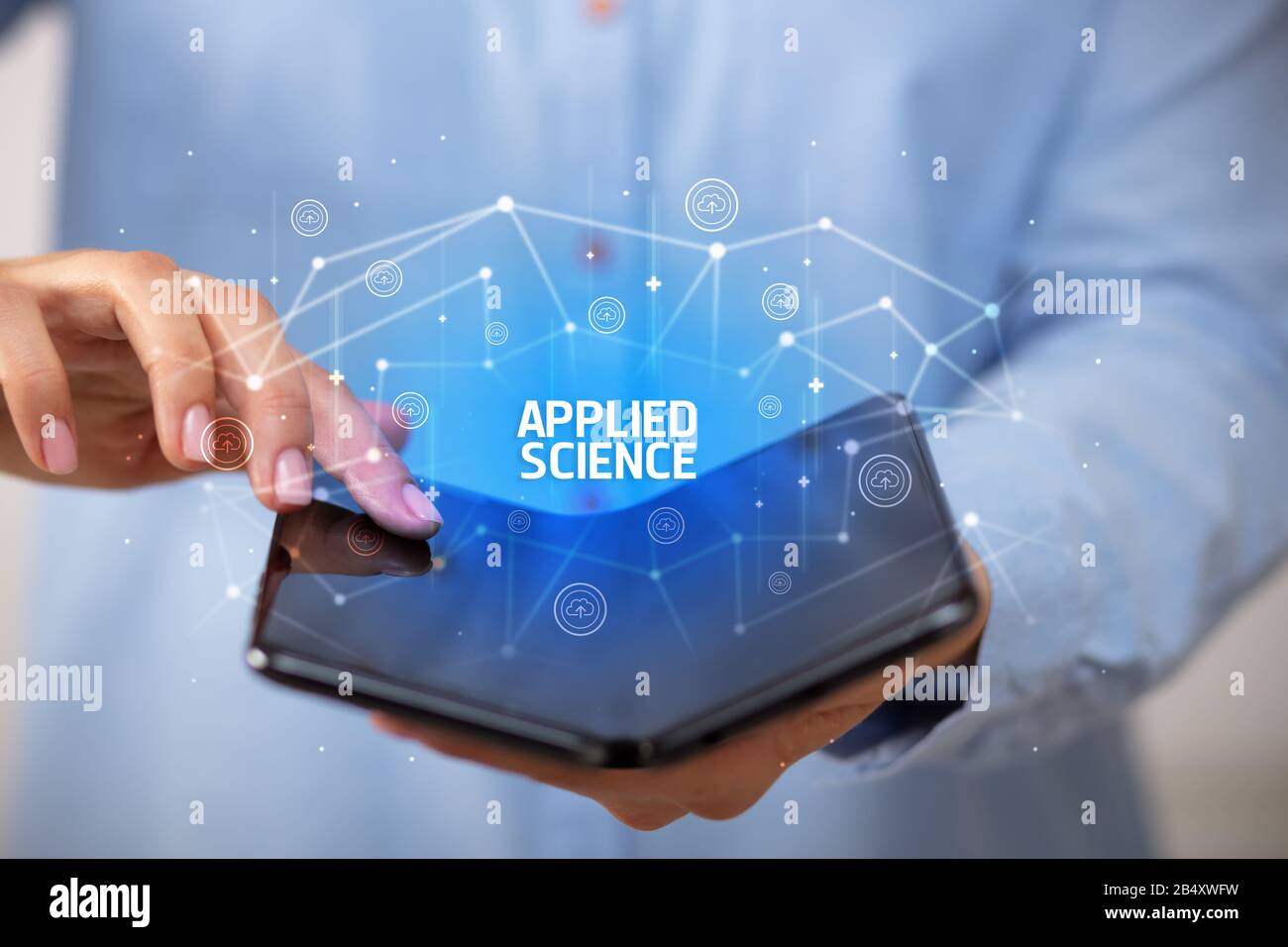 Businessman holding un smartphone avec la science appliquée, la nouvelle technologie d'inscription concept Banque D'Images