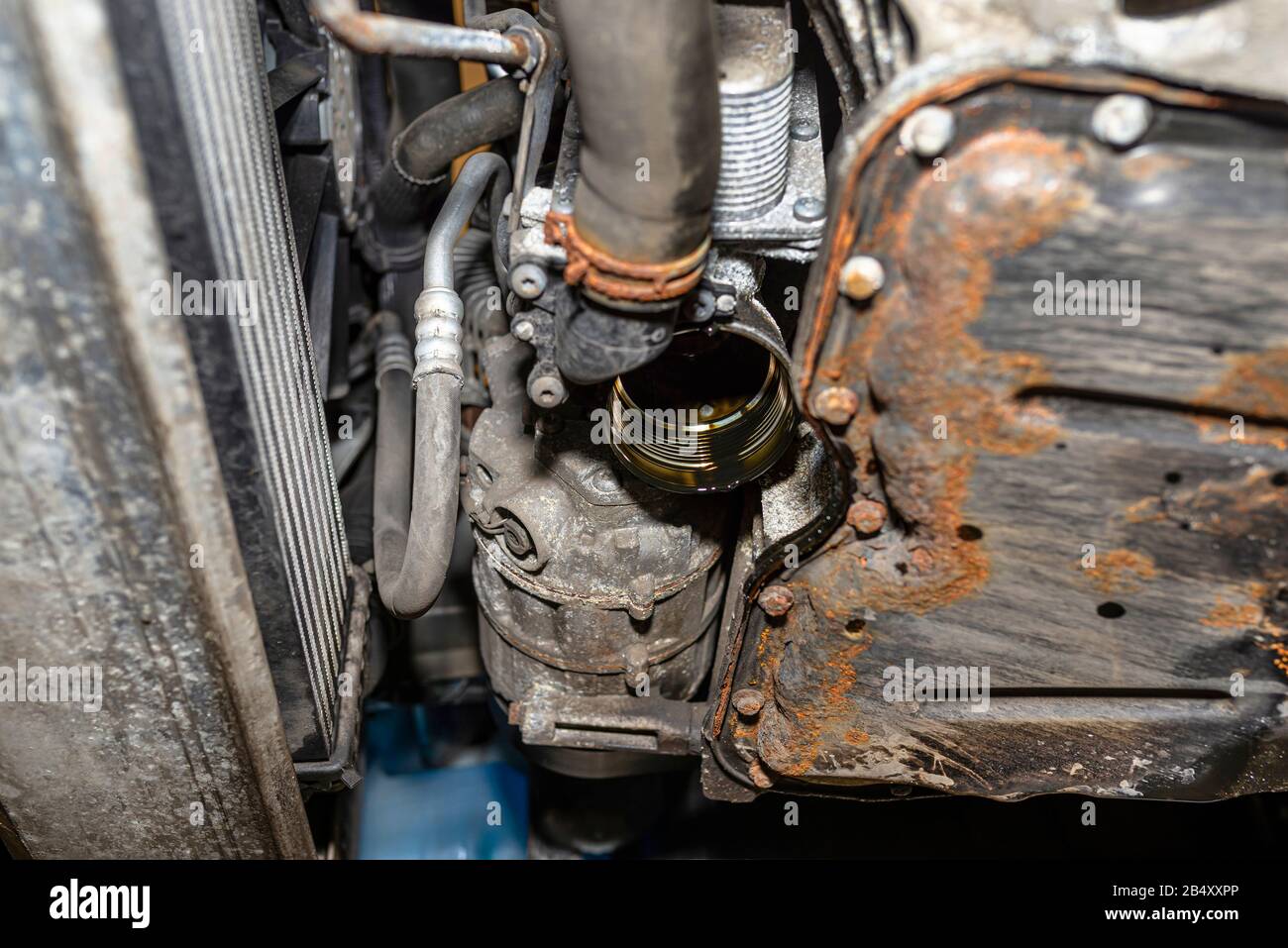 Dévisser le filtre à huile du moteur diesel de son emplacement de montage  au bas du moteur à côté du carter d'huile Photo Stock - Alamy