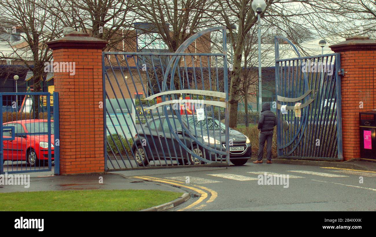 Glasgow, Écosse, Royaume-Uni, 7 mars 2020: Le complexe sportif Scottoun a été fermé ce matin aux amateurs de sport et aux amateurs de sport, et la femme de rugby international annulée en raison de la peur de Coronavirus. L'un des joueurs de rugby féminins a été découvert infecté et un utilisateur hebdomadaire des installations de gym. Les portes ont été ouvertes pour permettre aux travailleurs de partir en voiture et à pied. Les clients déçus ont été confrontés à des avis aux portes fermées et les stands étaient vides. Copywrite Gerard Ferry/ Alay Live News Banque D'Images