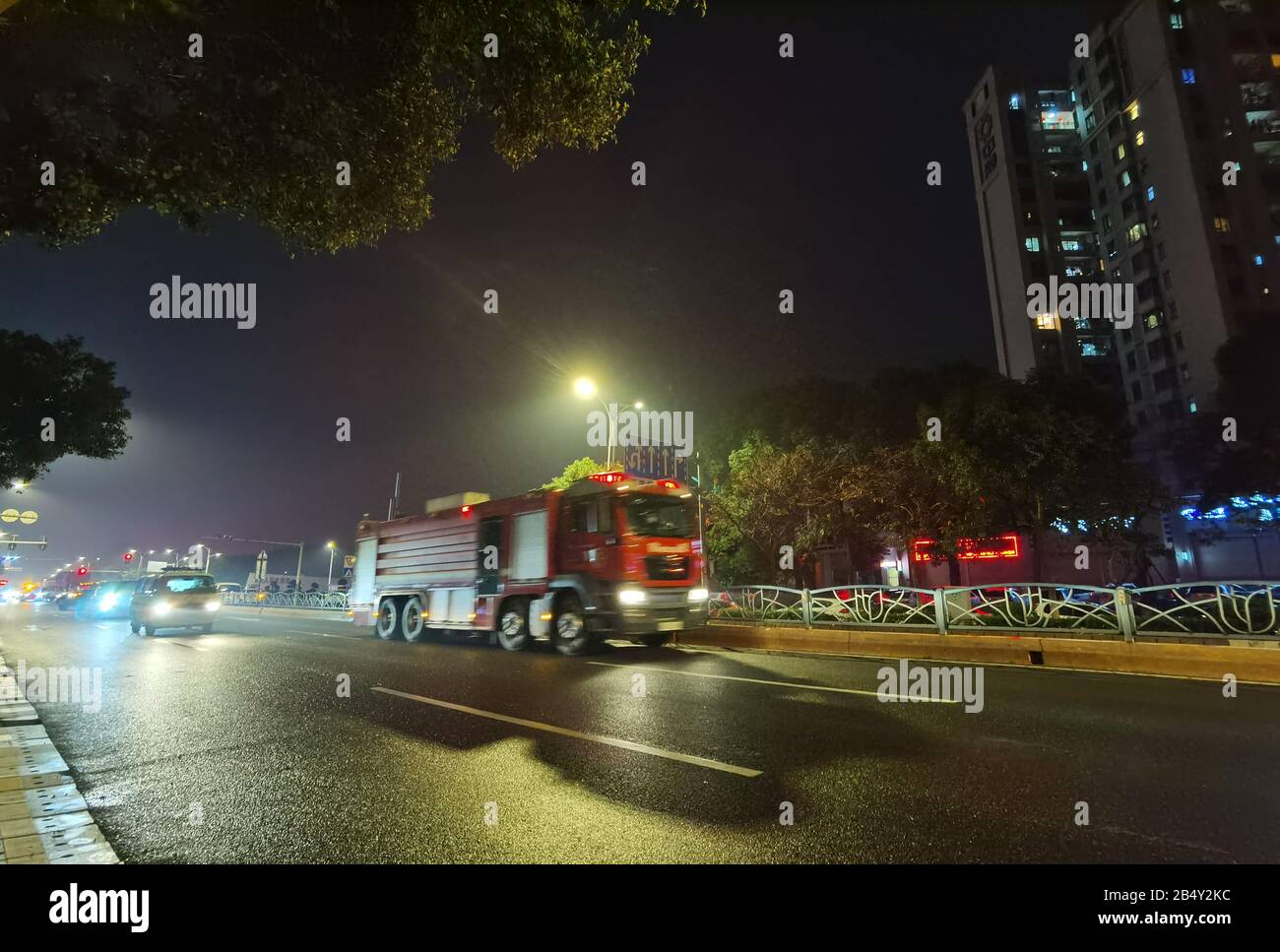 Quanzhou, Province Chinoise Du Fujian. 7 mars 2020. Un véhicule de sauvetage se rend sur le site de l'accident à Quanzhou, dans la province du Fujian, dans le sud-est de la Chine, le 7 mars 2020. Un bâtiment hôtelier s'est effondré dans la ville de Quanzhou, province du Fujian en Chine orientale, samedi soir, ont déclaré les autorités locales. Des travaux de sauvetage sont en cours. Crédit: Str/Xinhua/Alay Live News Banque D'Images