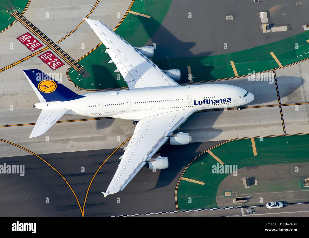 Vue d'en haut de Deutsche Lufthansa Airlines Airbus A 380 D-AIMF en taxi à un aéroport. Avion long-courriers à quatre moteurs et avion à deux étages. Banque D'Images