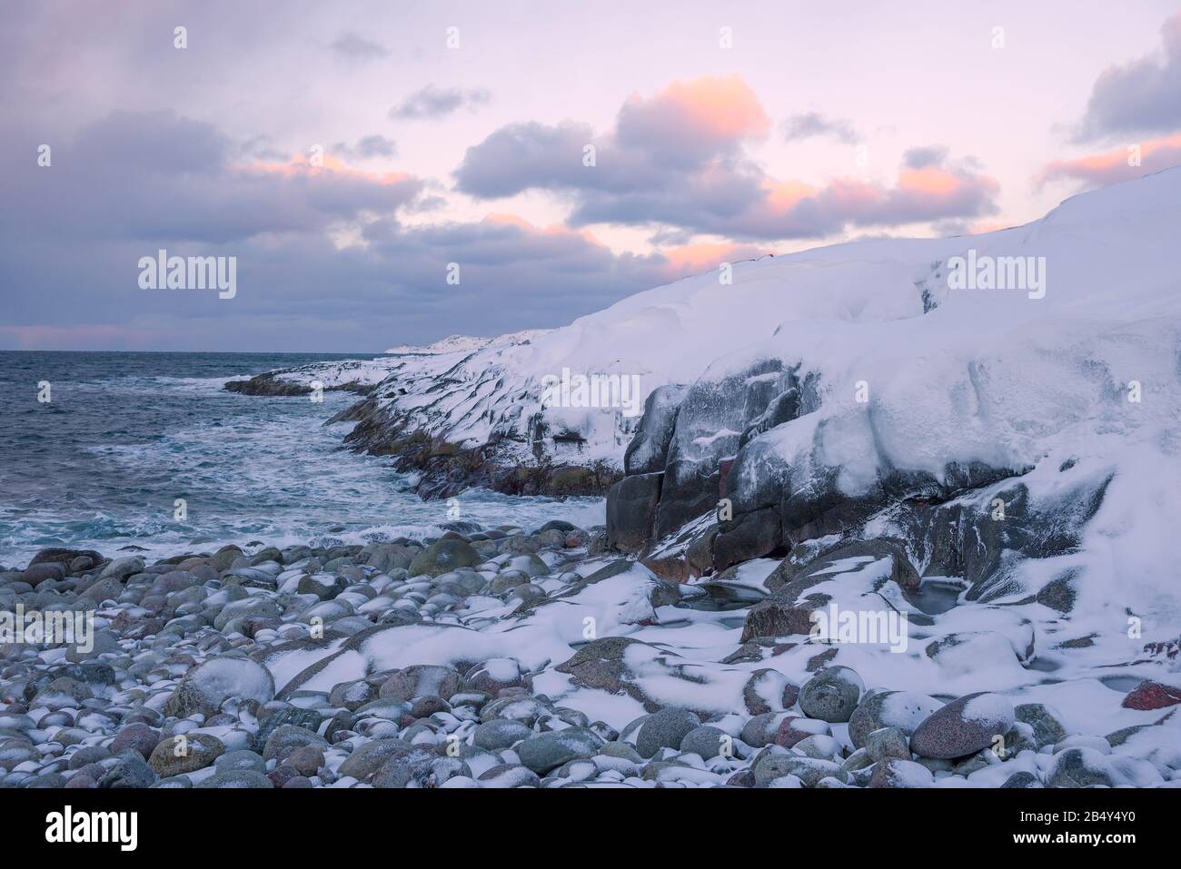 Février soir sur la rive de la mer de Barents. Teriberka, Russie Banque D'Images