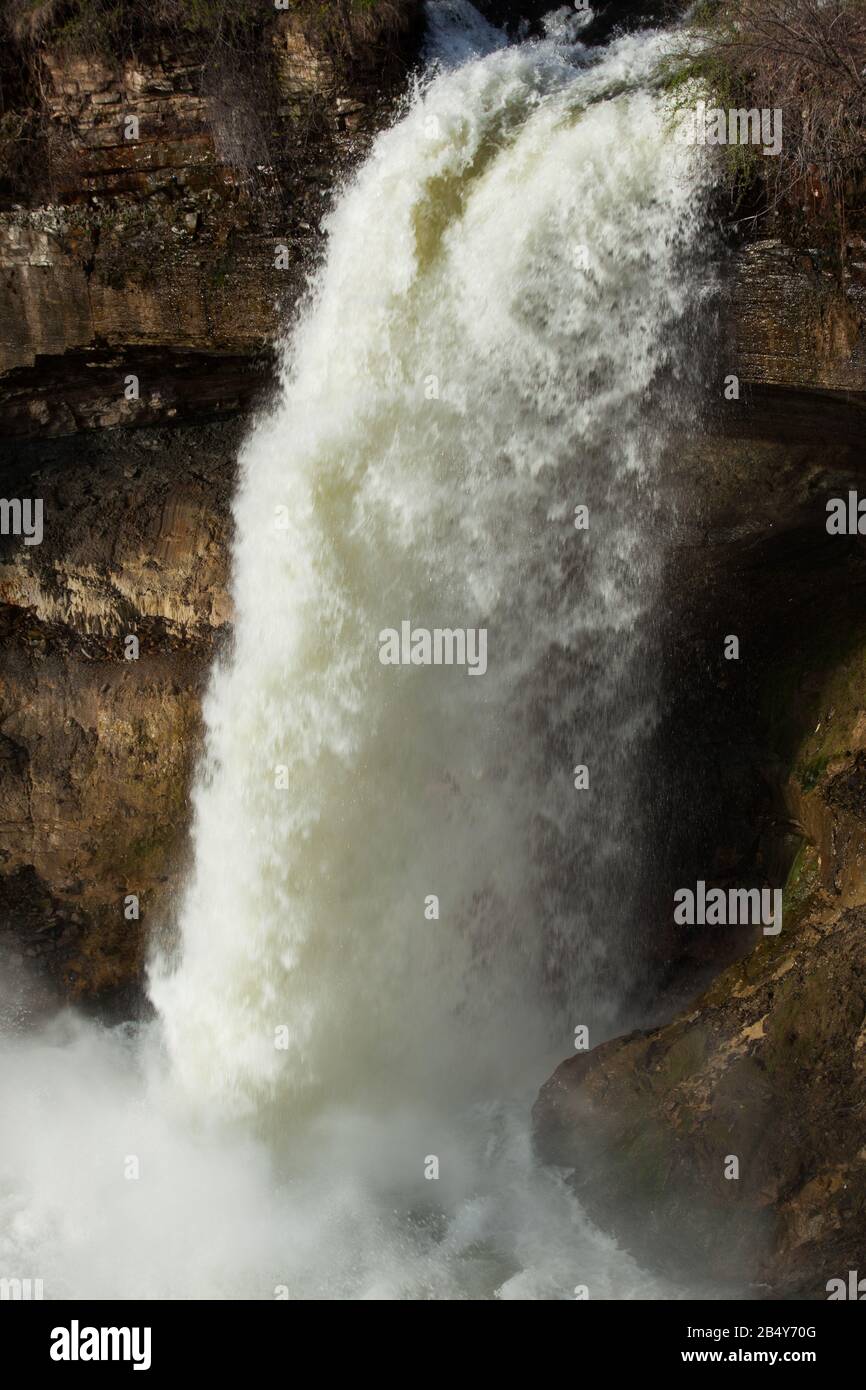 Chute d'eau dans la lumière du matin Banque D'Images