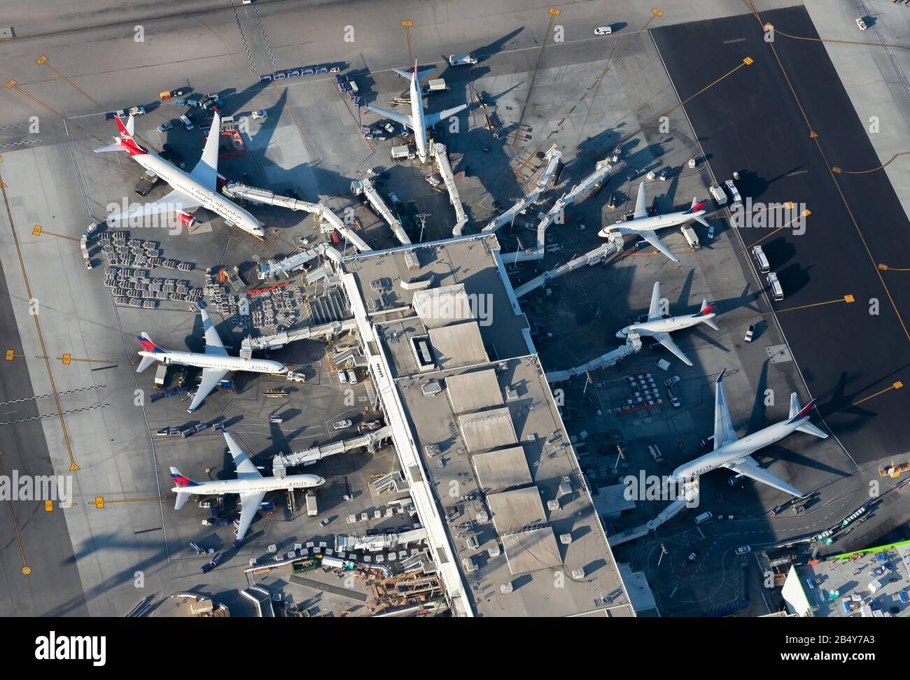 Des avions Delta et Virgin Atlantic stationnés au terminal 2 de l'aéroport de LAX. Les compagnies aériennes ont un partenariat de coentreprise. Aéroport International De Los Angeles. Banque D'Images
