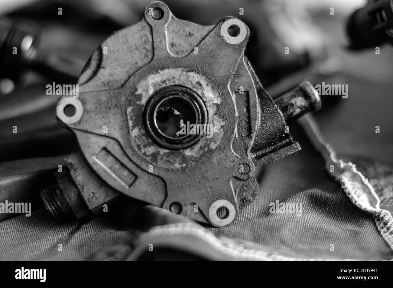 Pompe à huile pour voiture à vide. Pièce de voiture sale sur l'atelier. Atelier de réparation automatique ou centre d'entretien. Mise au point sélective. Vue latérale. Photo en noir et blanc. Banque D'Images