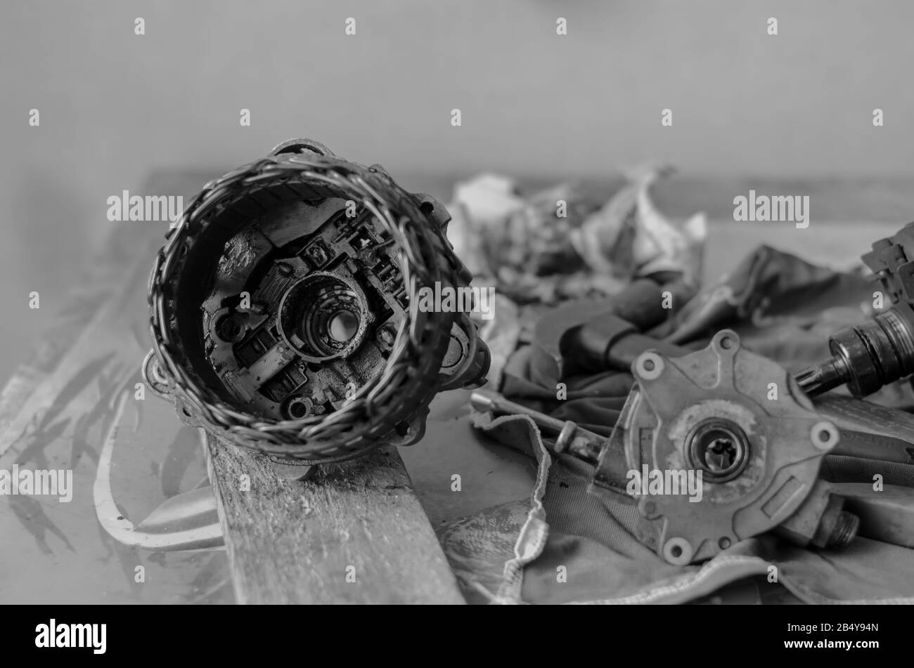 Détails d'un générateur de voiture sur un établi. Générateur Cc Automobile D'Occasion Démonté. Réparer le générateur usagé. Atelier de réparation automatique ou centre d'entretien. Sélectionnez Banque D'Images