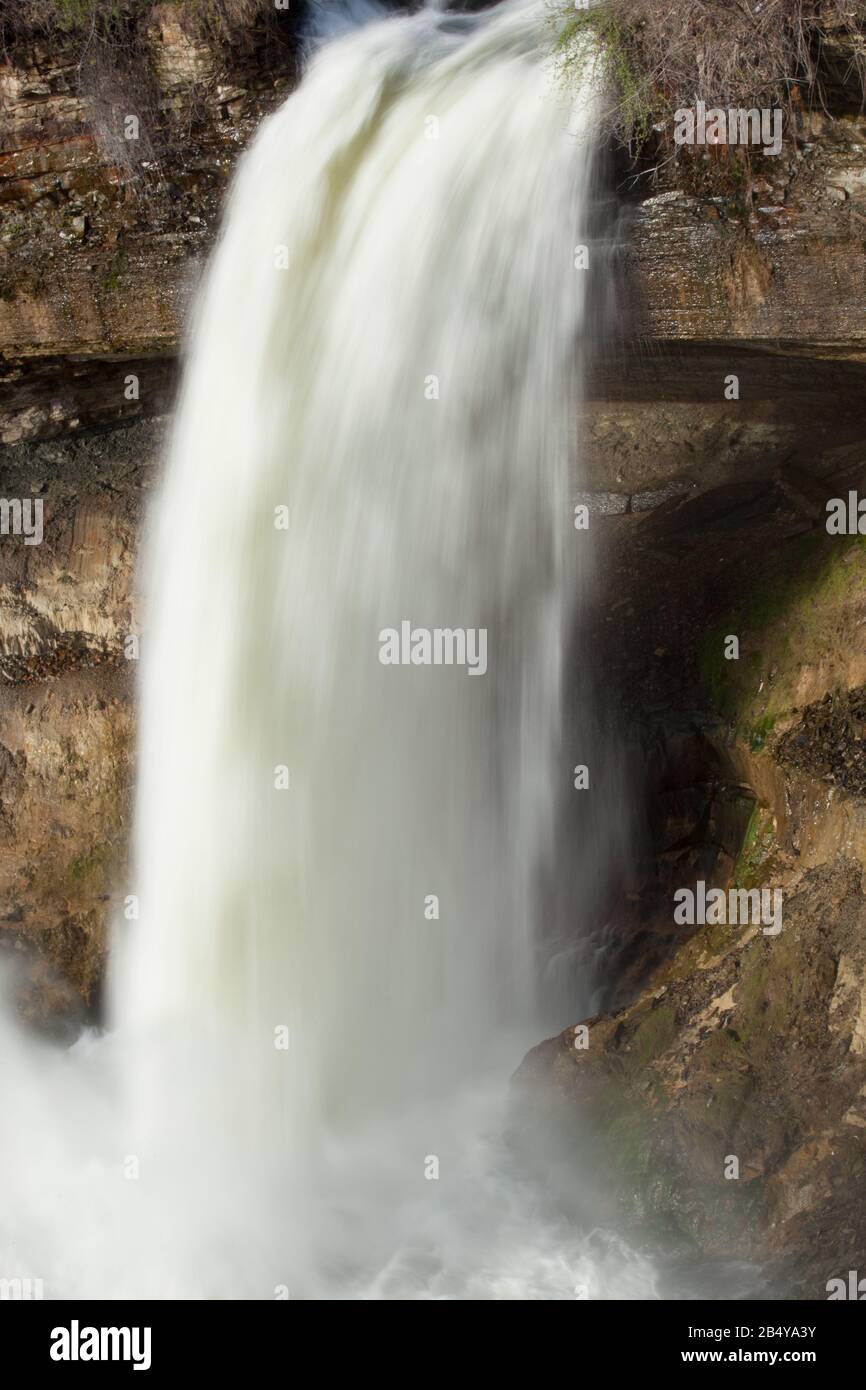 Chute d'eau dans la lumière du matin Banque D'Images