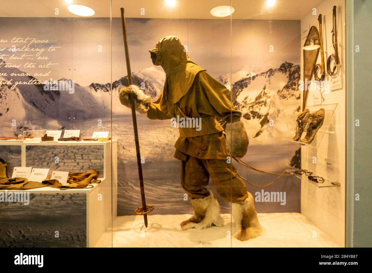 Exposition au musée dans la collection Oates, au Royaume-Uni, montrant des vêtements portés par le capitaine Lawrence Oates, explorateur de l'expédition britannique sur l'Antarctique Banque D'Images