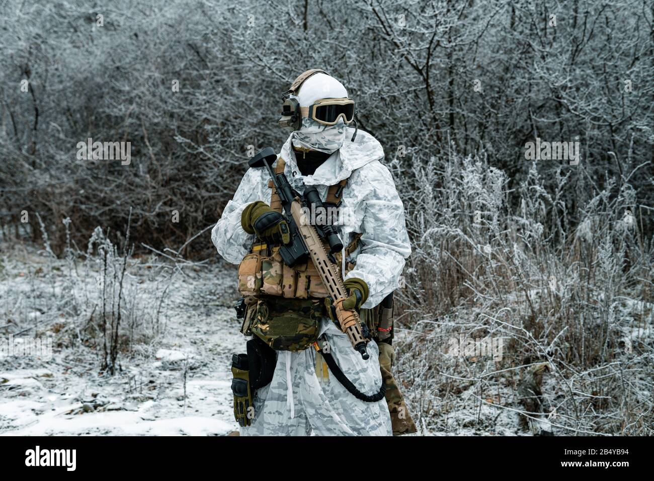Militaire en uniforme de camouflage blanc avec machinégun. Soldat dans le  territoire forestier d'hiver fond. Photo horizontale Photo Stock - Alamy