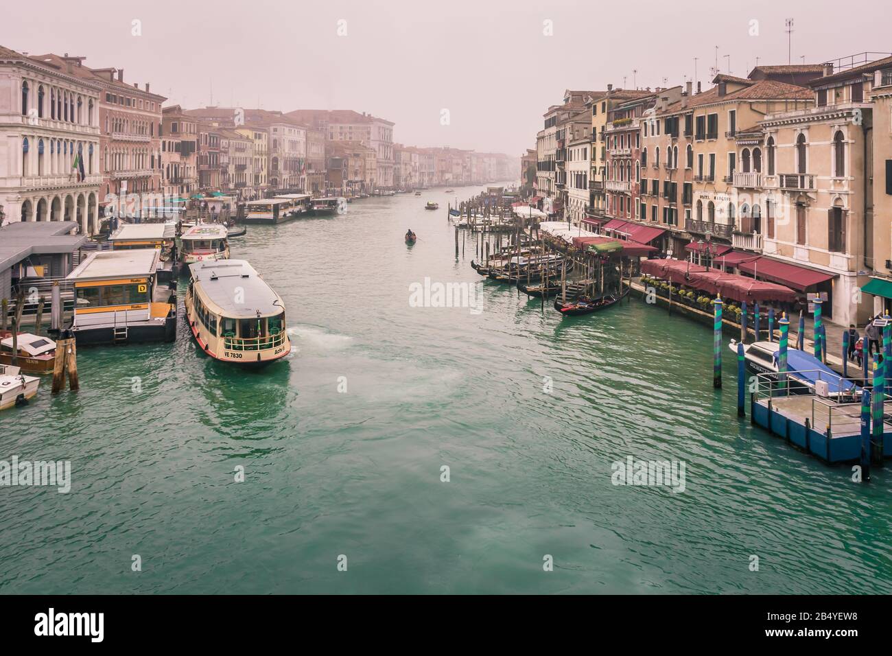 Le Grand Canal du pont du Rialto, Venise, ville métropolitaine de Venise, Italie le matin d'une matinée froide et brumeuse Banque D'Images