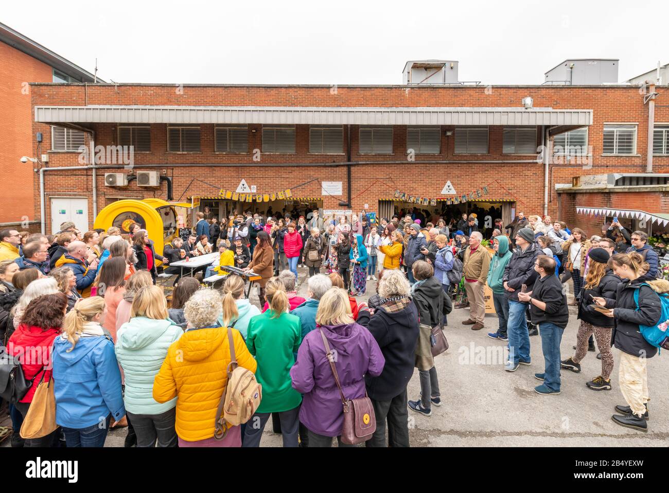 Bournemouth, Royaume-Uni. Samedi 7 mars 2020. Le marché inaugural Des Fabricants de la côte sud a lieu dans un emplacement inhabituel - la baie de chargement d'un centre commercial à Bournemouth. Des foules de gens regardent les étals et écoutent de la musique crédit: Thomas Faull/Alay Live News Banque D'Images