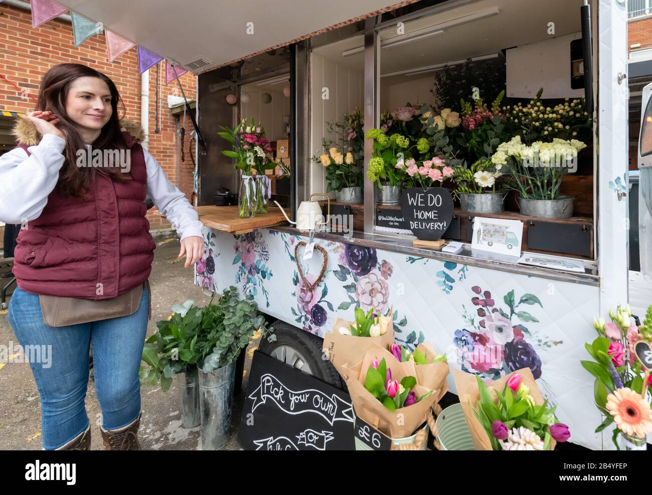 Bournemouth, Royaume-Uni. Samedi 7 mars 2020. Le marché inaugural Des Fabricants de la côte sud a lieu dans un emplacement inhabituel - la baie de chargement d'un centre commercial à Bournemouth. Des foules de gens regardent les étals et écoutent de la musique crédit: Thomas Faull/Alay Live News Banque D'Images